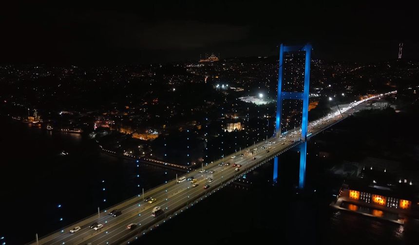 İstanbul Boğazı’ndaki köprüler turkuaz renge büründü