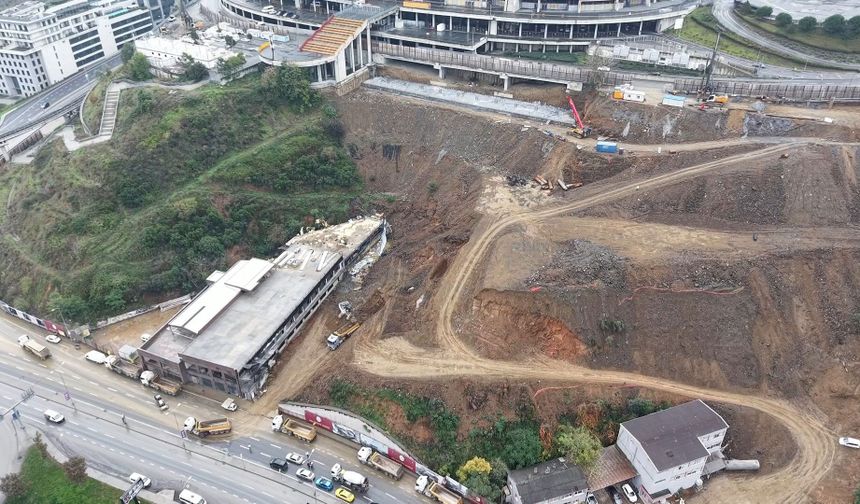 Kağıthane'de selde kayan toprak kaldırılıyor