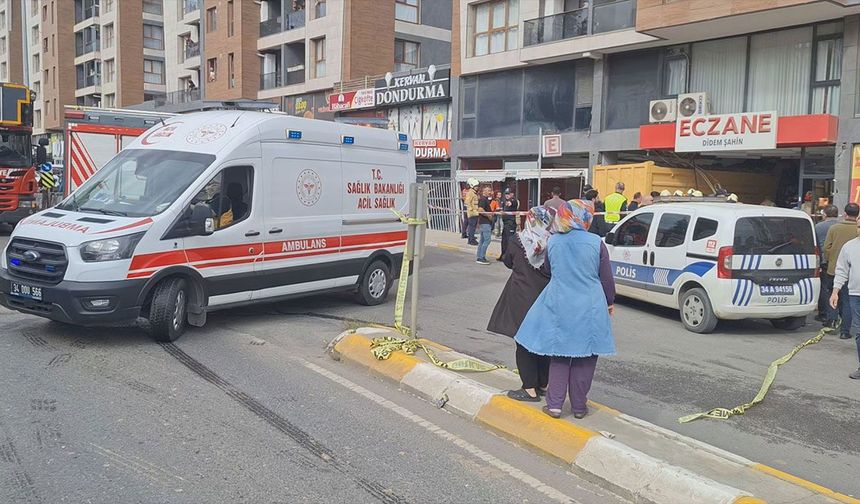 Pendik'te hafriyat kamyonu eczaneye daldı