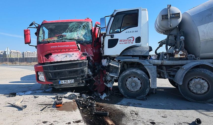 Avcılar’da iki beton mikseri çarpıştı: 2 yaralı