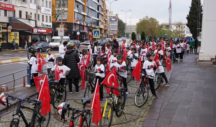 Tuzla’da Cumhuriyet coşkusu sokaklardan denize taşındı