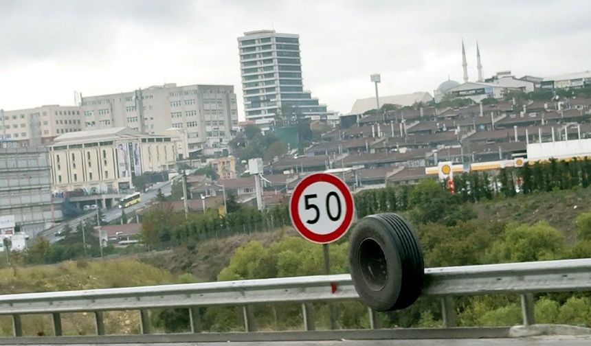 Başakşehir'de otoyolda kopan TIR lastiği tehlike yarattı