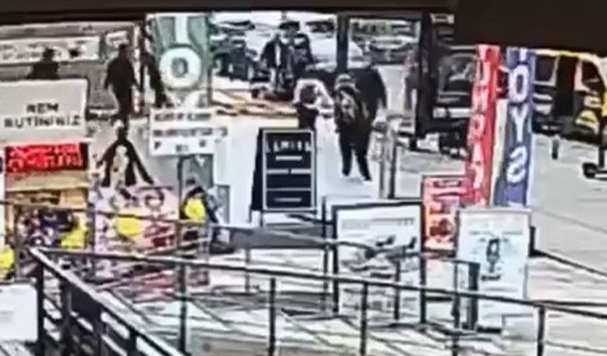 Kadıköy’de inşaat kaplaması iki kardeşin üzerine devrildi: O anlar kamerada