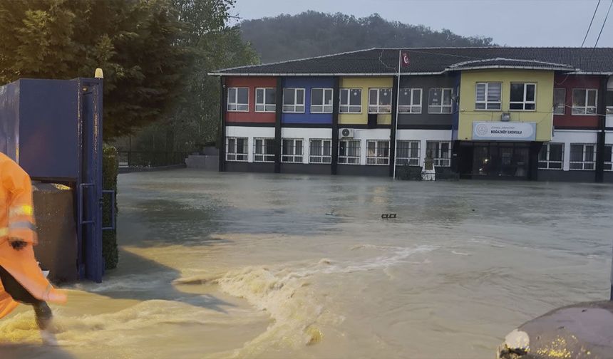 İstanbul’da Alibey Deresi taştı, okul bahçesi sular altında kaldı