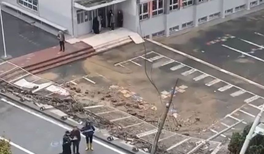Sultangazi’de sağanak nedeniyle okulun istinat duvarı çöktü