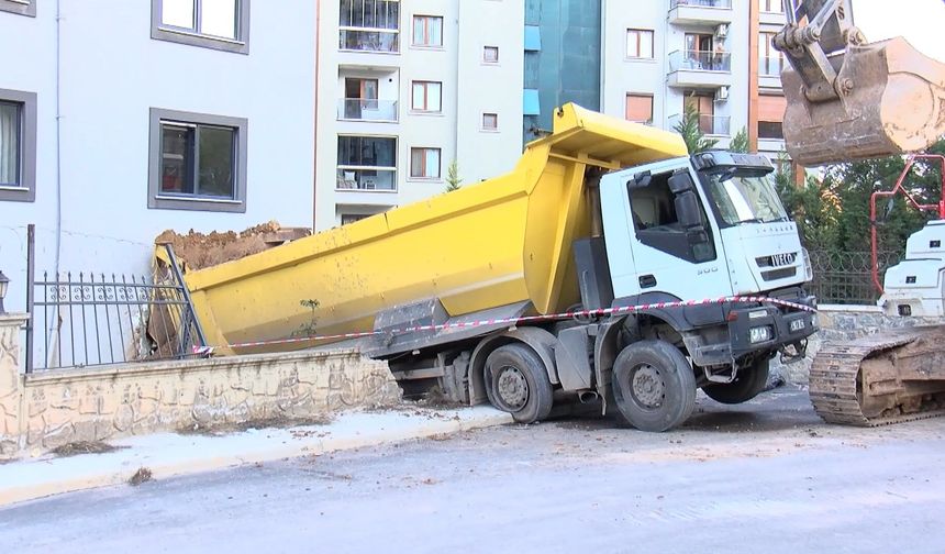 Pendik’te freni boşalan hafriyat kamyonu iş yerine girdi