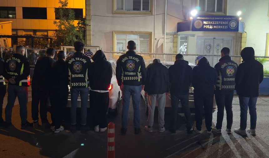Zeytinburnu'nda trafikte araçlarından inip kavga ettiler