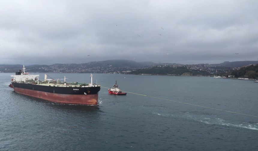 Sarıyer açıklarında karaya oturan ‘BANDA’ isimli tanker İstanbul Boğazı'ndan geçirildi