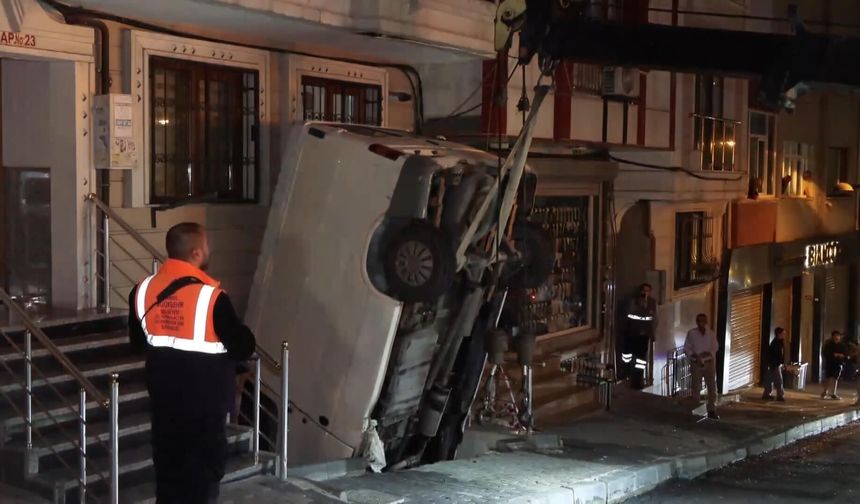 Şişli'de minibüs bina boşluğuna düştü: 1 yaralı