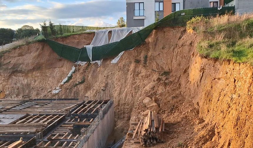 Pendik'te toprak kayması yaşanan bina tedbir amaçlı boşaltıldı