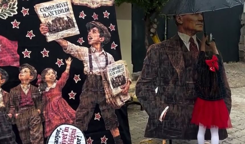Yağmur başlayınca minik öğrencinin yaptığı herkesi duygulandırdı