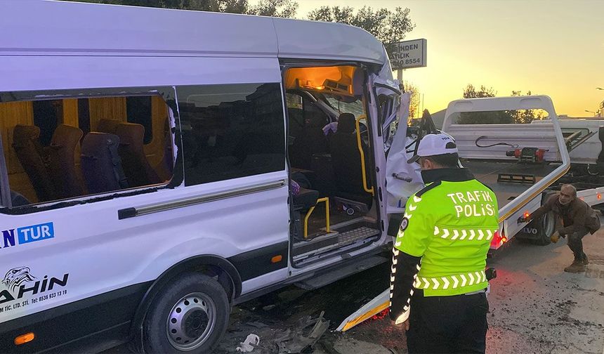 Arnavutköy’de servis minibüsü hafriyat kamyonuna çarptı: 9 yaralı