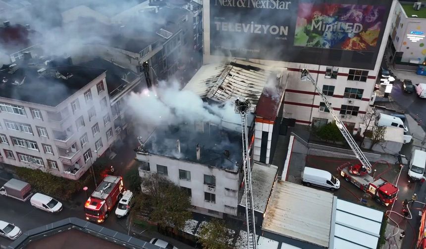 Küçükçekmece’de tekstil atölyesinde yangın: Alevler bitişik binaya sıçradı