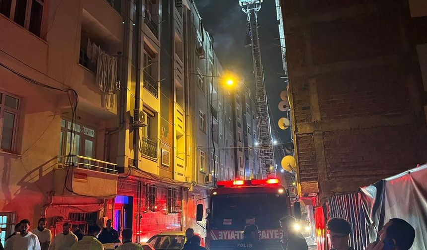 Esenler’de 5 katlı binanın çatısı alev alev yandı