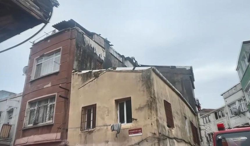 Aksaray’da terasta çıkan yangın bitişik binaya sıçradı