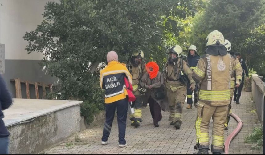 Kadıköy'de 8 katlı binada yangın; mahsur kalanlar var