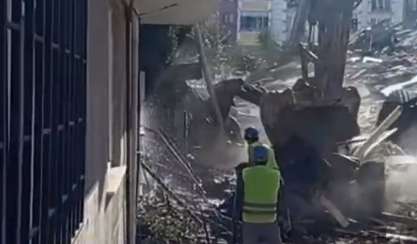 Küçükçekmece’de 7 katlı bina yıkım sırasında çöktü