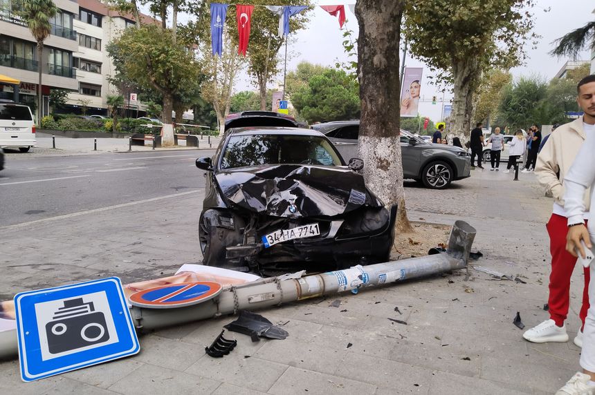 Kadıköy'de sürücüsünün kontrolünden çıkan otomobil aydınlatma direğine çarptı