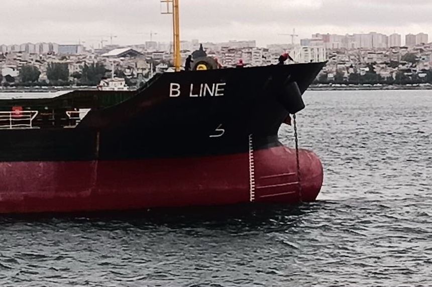 İstanbul Boğazında makine arızası yapan kuru yük gemisi Ahırkapı'ya çekildi