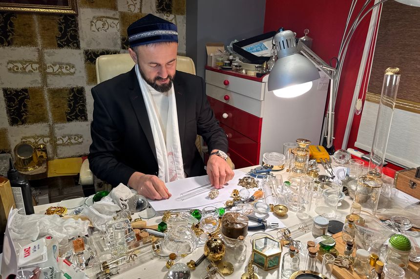 Özer Celep ‘Kutsal Emanetlerin' bakımını yapıyor