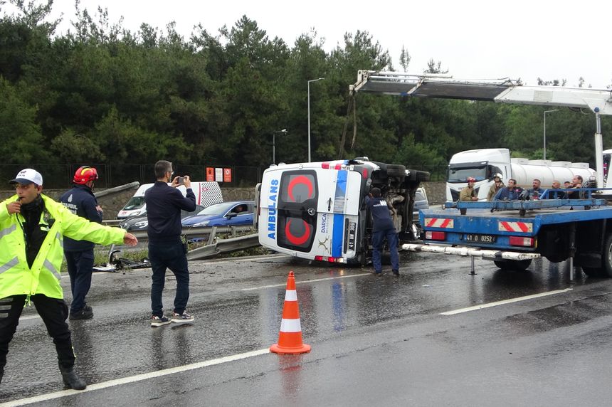 Tuzla’da hasta nakil ambulansı yan yattı: 3 yaralı