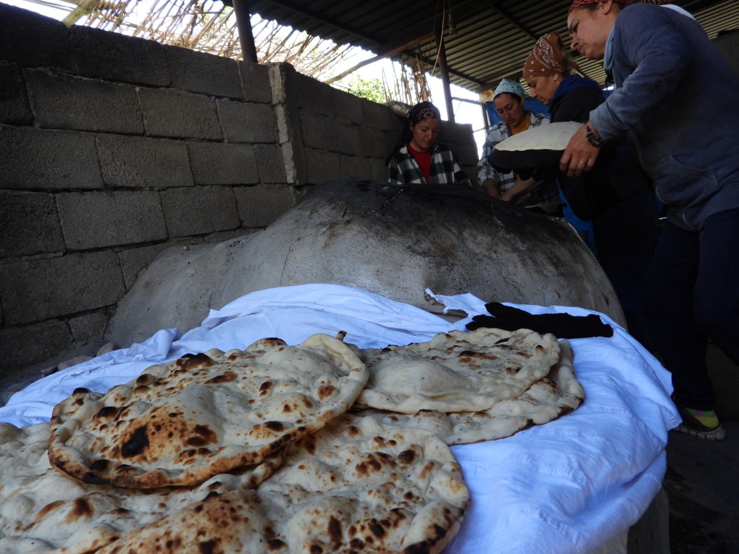 depremzedelere-ekmek-pisiriyorlar (2)