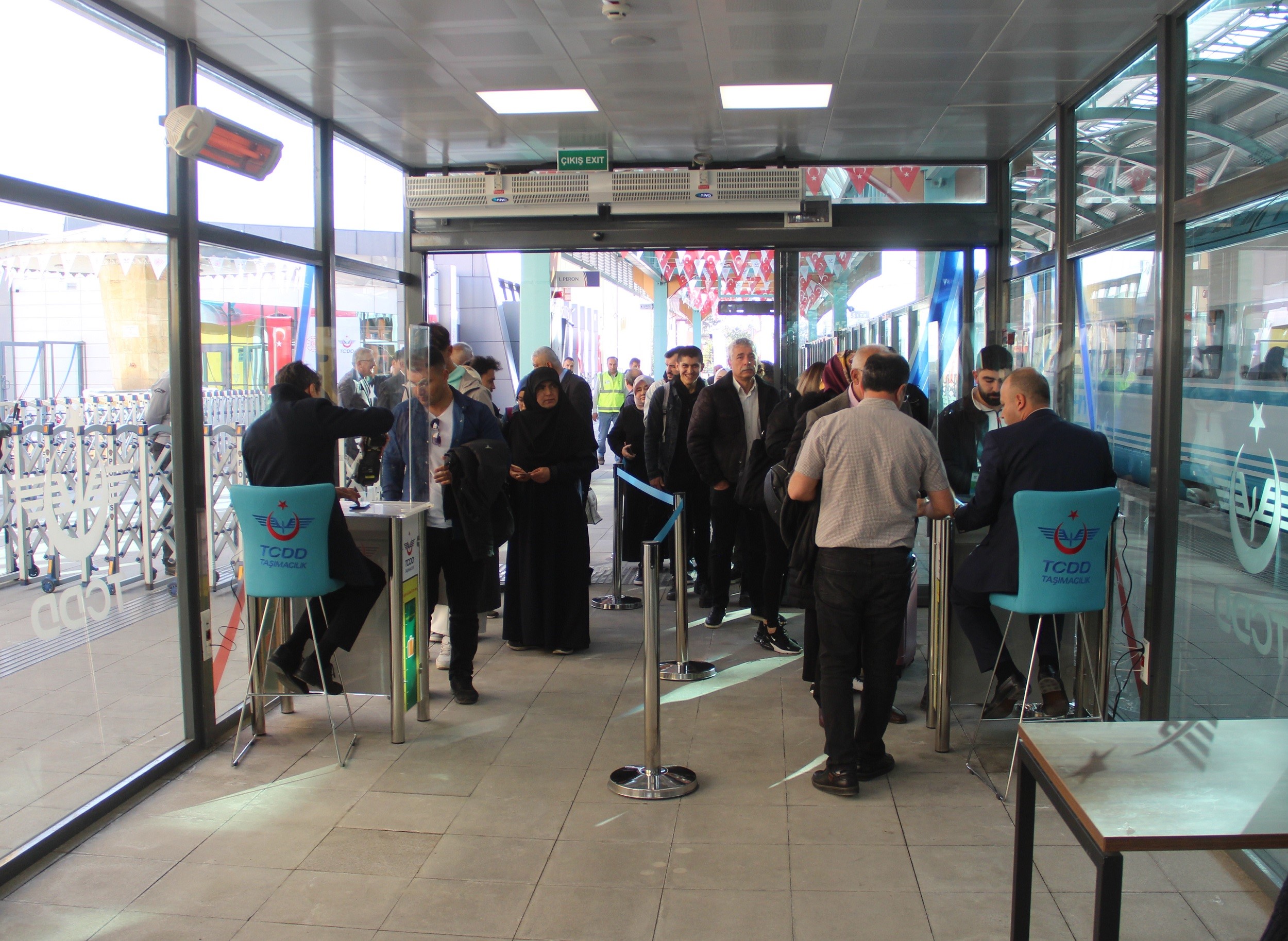 yuksek-hizli-tren-ilk-sivil-seferine-cikti (2)