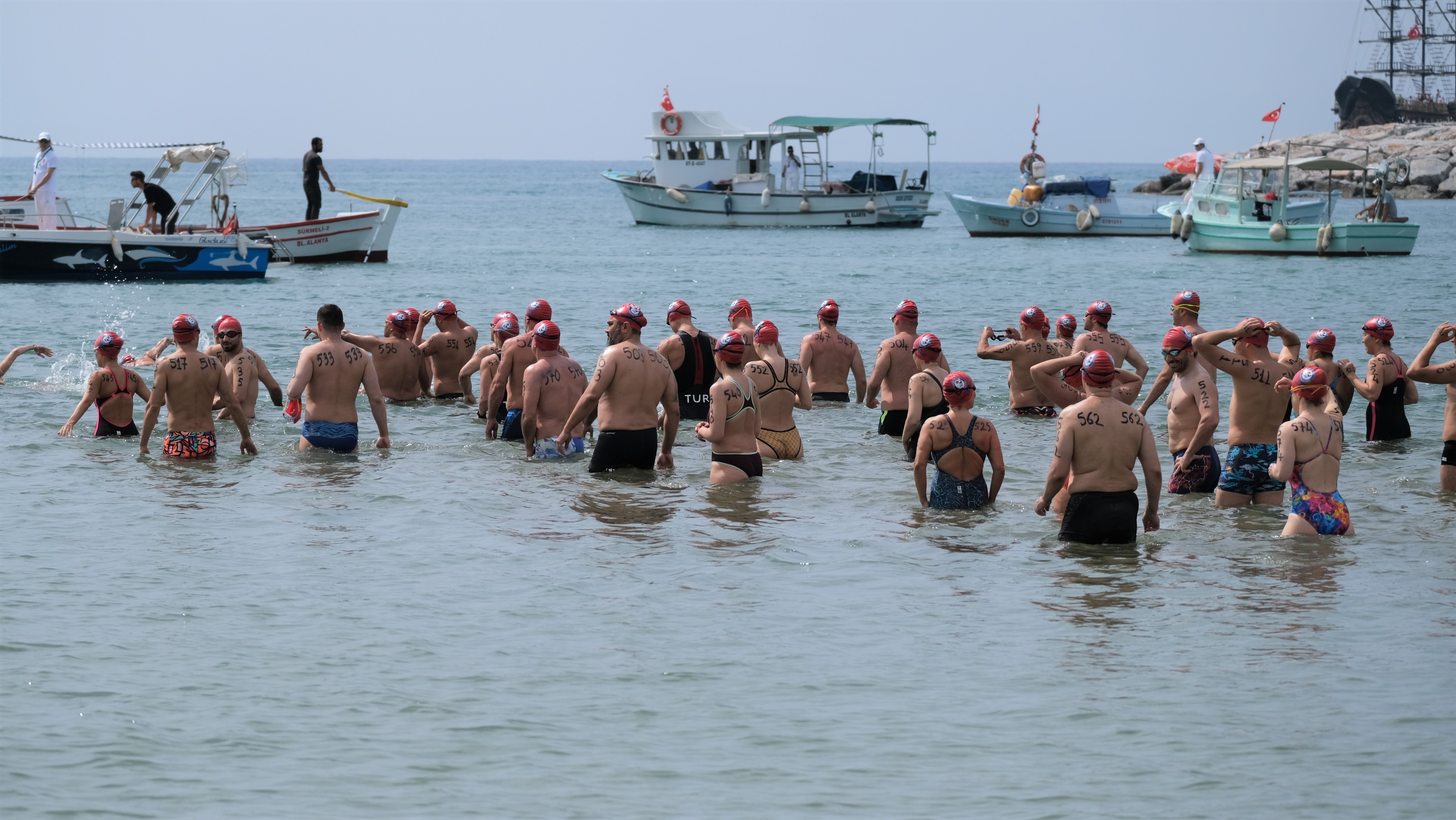 alanyadaki-uluslararasi-acik-su-yuzme-yarislarina-yuzlerce-sporcu-katildi (2)