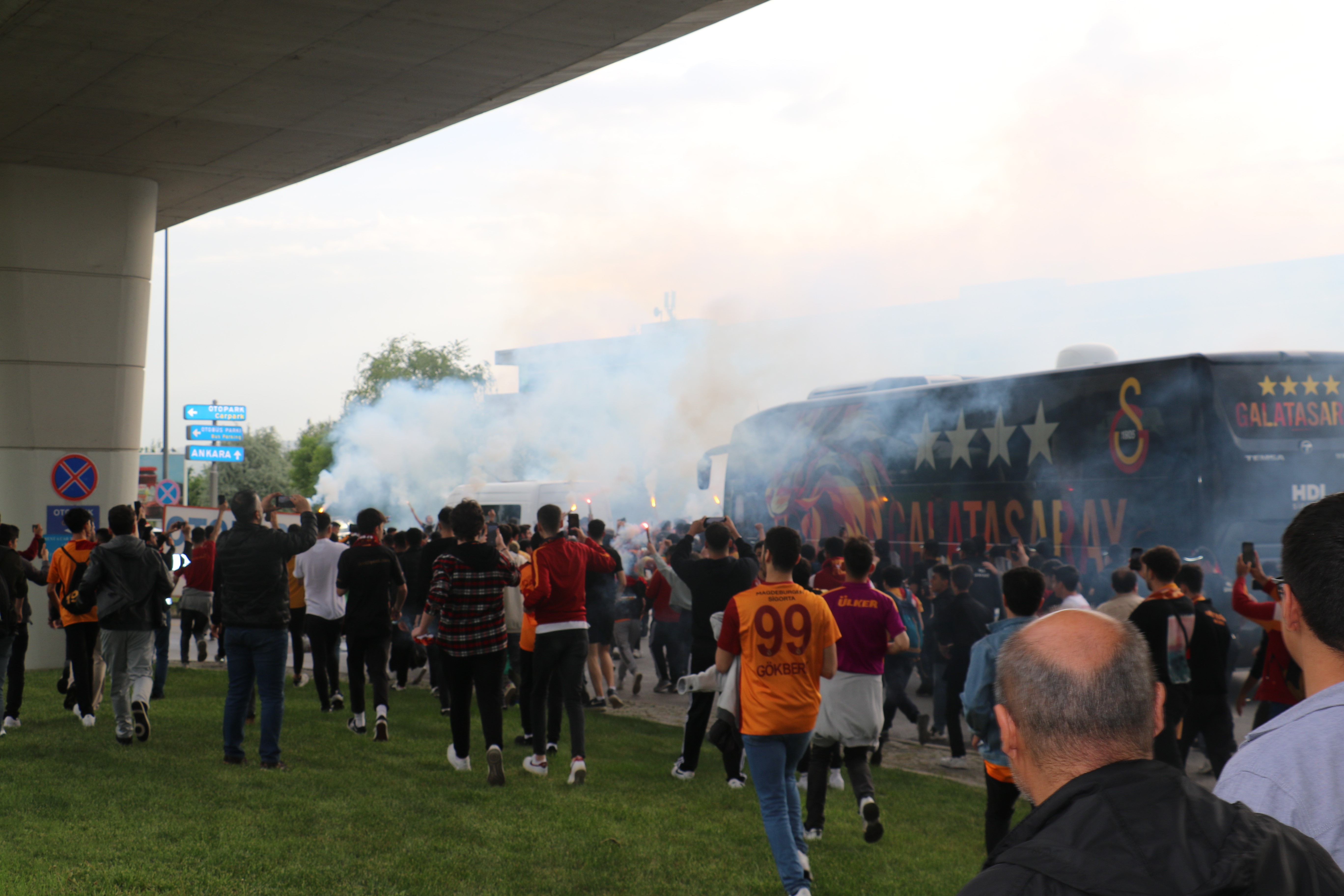 galatasaray-kafilesi-ankarada-sampiyonlar-gibi-karsilandi (1)