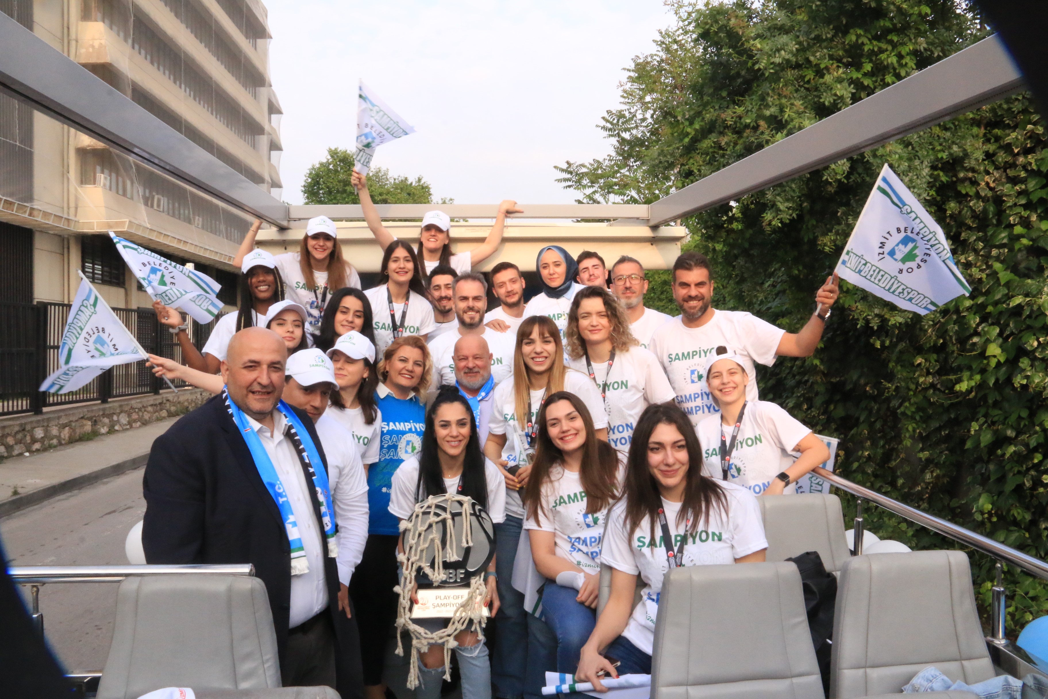 izmit-belediyespor-play-off-sampiyonlugunu-kutladi (1)