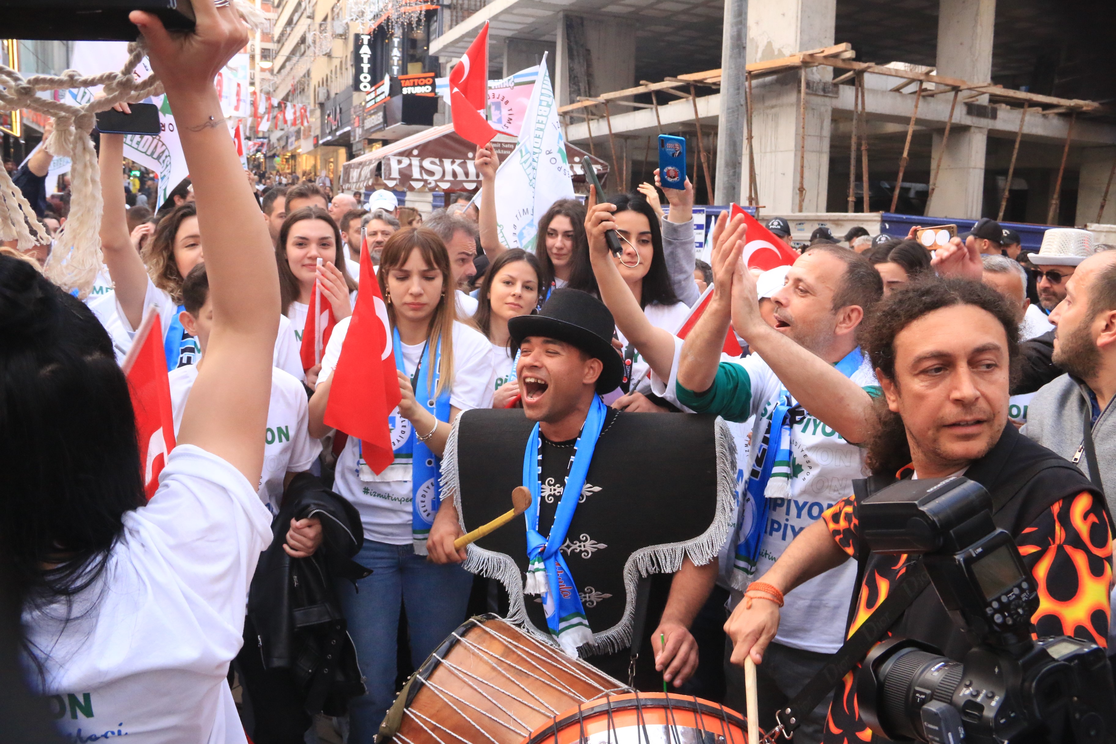 izmit-belediyespor-play-off-sampiyonlugunu-kutladi (4)