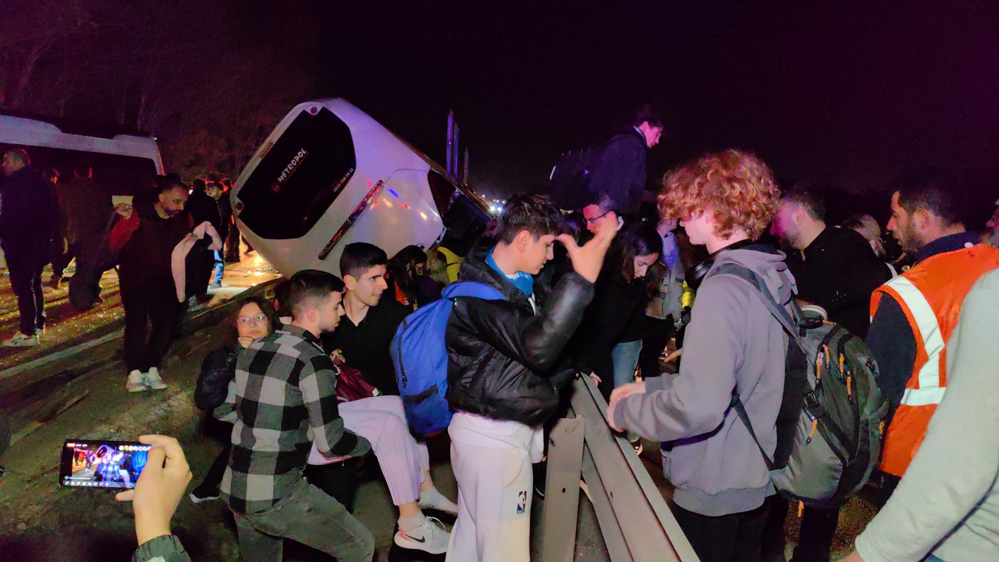 ogrencileri-tasiyan-tur-otobusu-kaza-yapti (2)