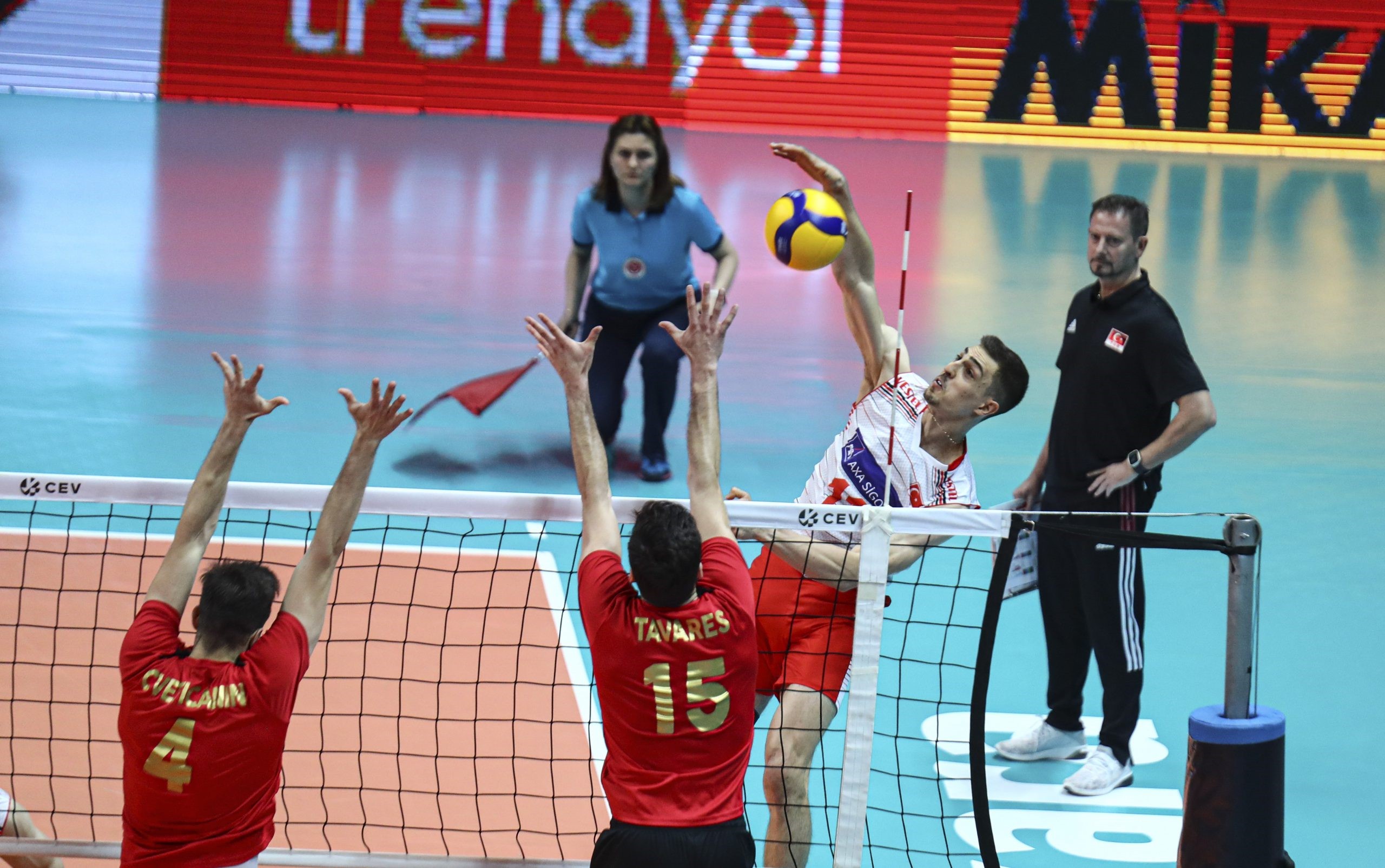 a-milli-erkek-voleybol-takimi-portekiz-i-yenerek-dortlu-finale-adini-yazdirdi (1)