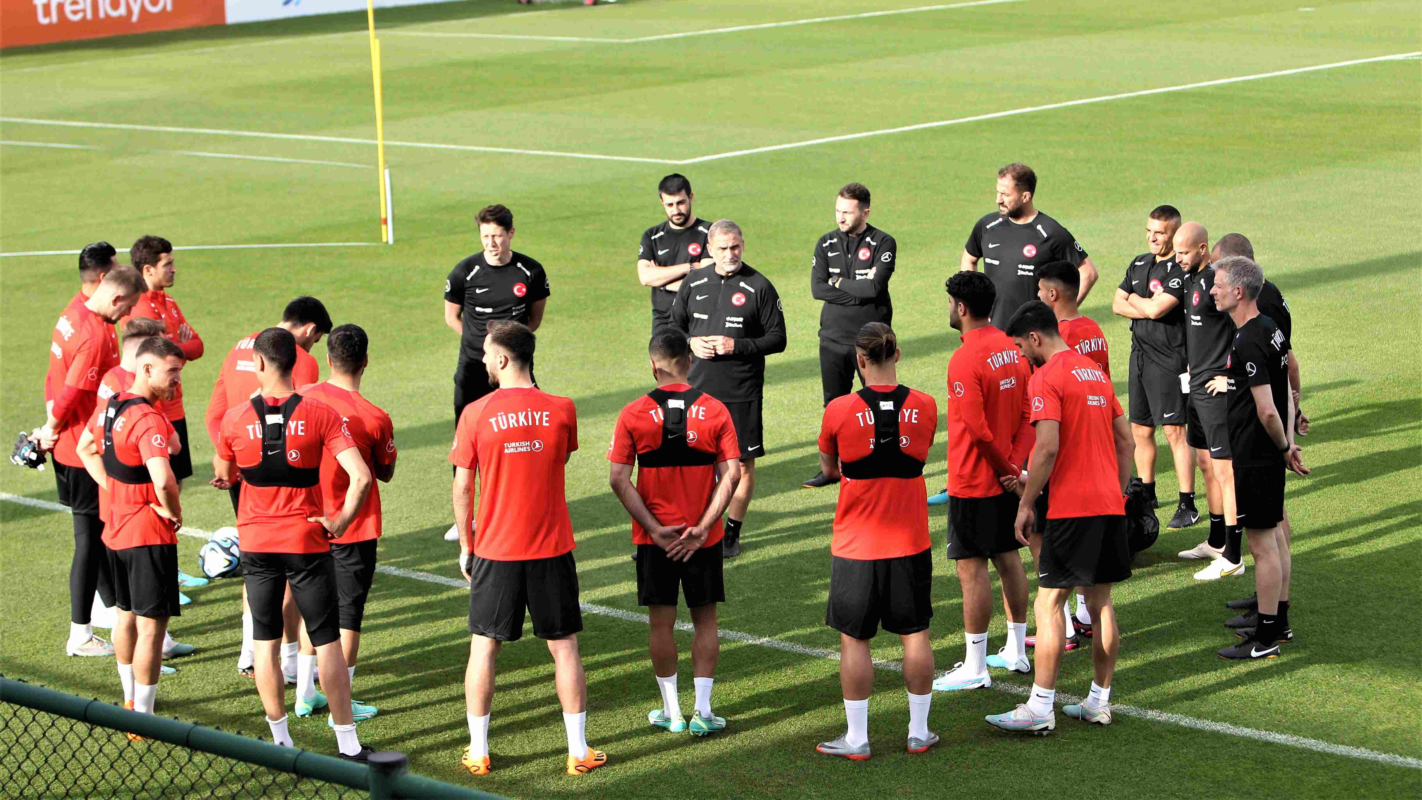 a-milli-futbol-takimi-euro-2024-elemeleri-icin-hazirliga-basladi (2)