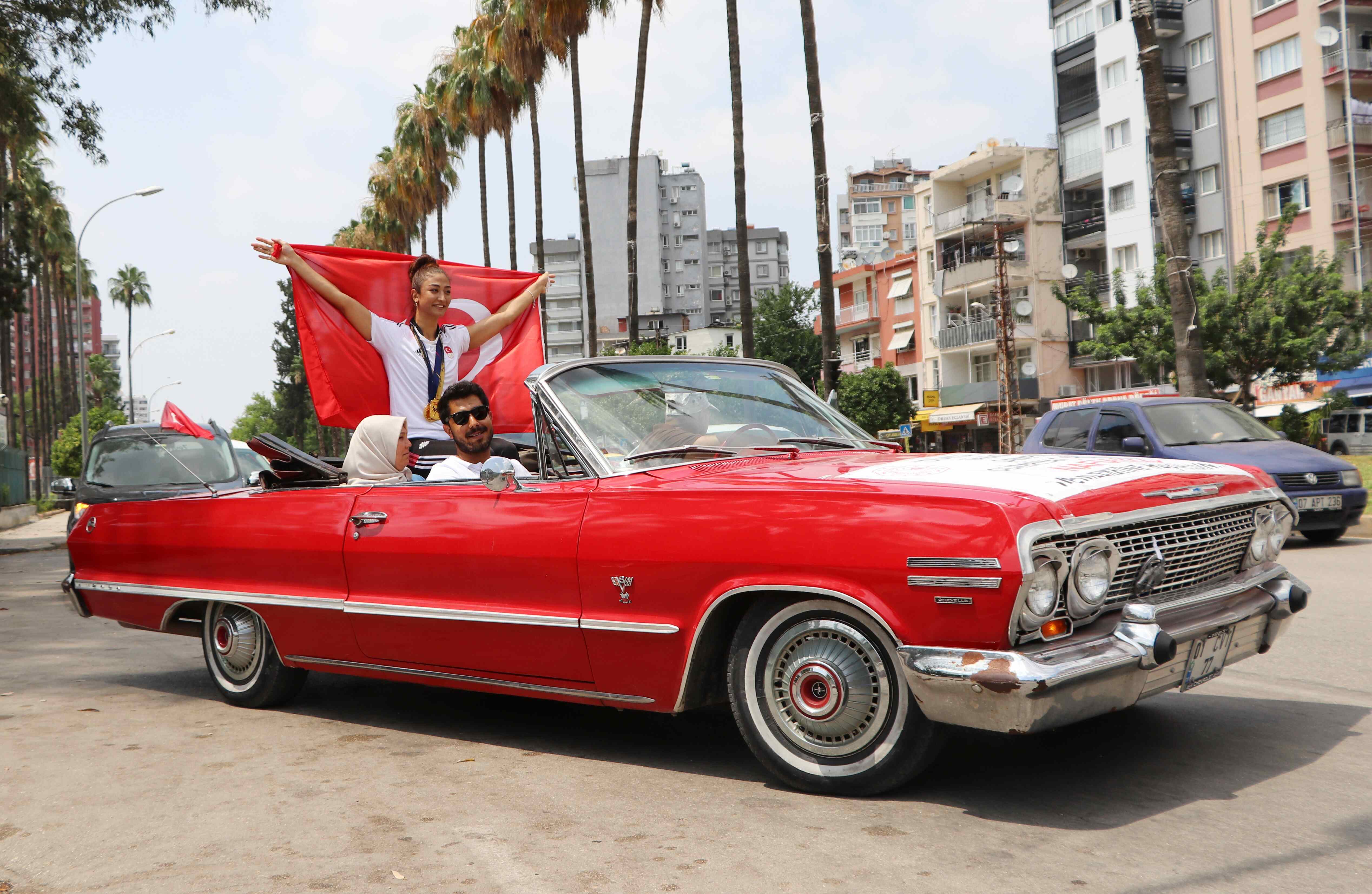 dunya-sampiyonu-olan-milli-tekvandocu-nafia-kus-adanada-zafer-turu-atti (2)