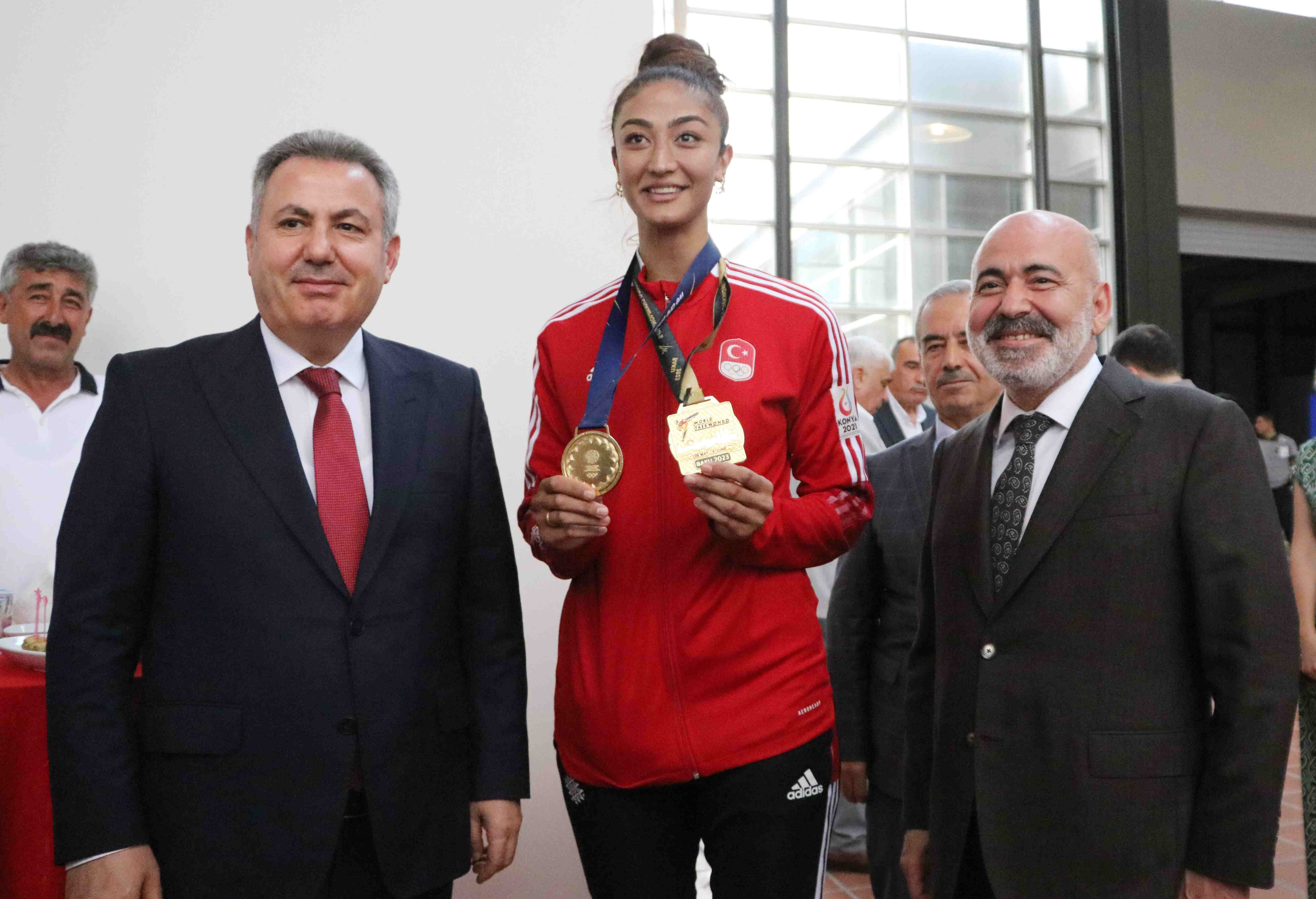 dunya-sampiyonu-olan-milli-tekvandocu-nafia-kus-adanada-zafer-turu-atti (3)