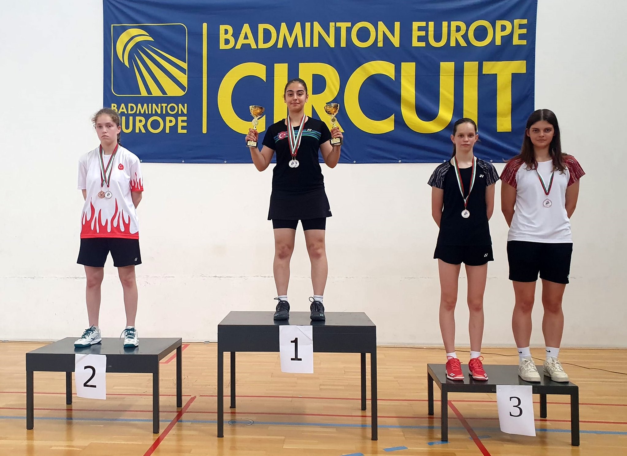 erzincanli-badminton-sporcularindan-bulgaristandaki-turnuvada-buyuk-basari (2)