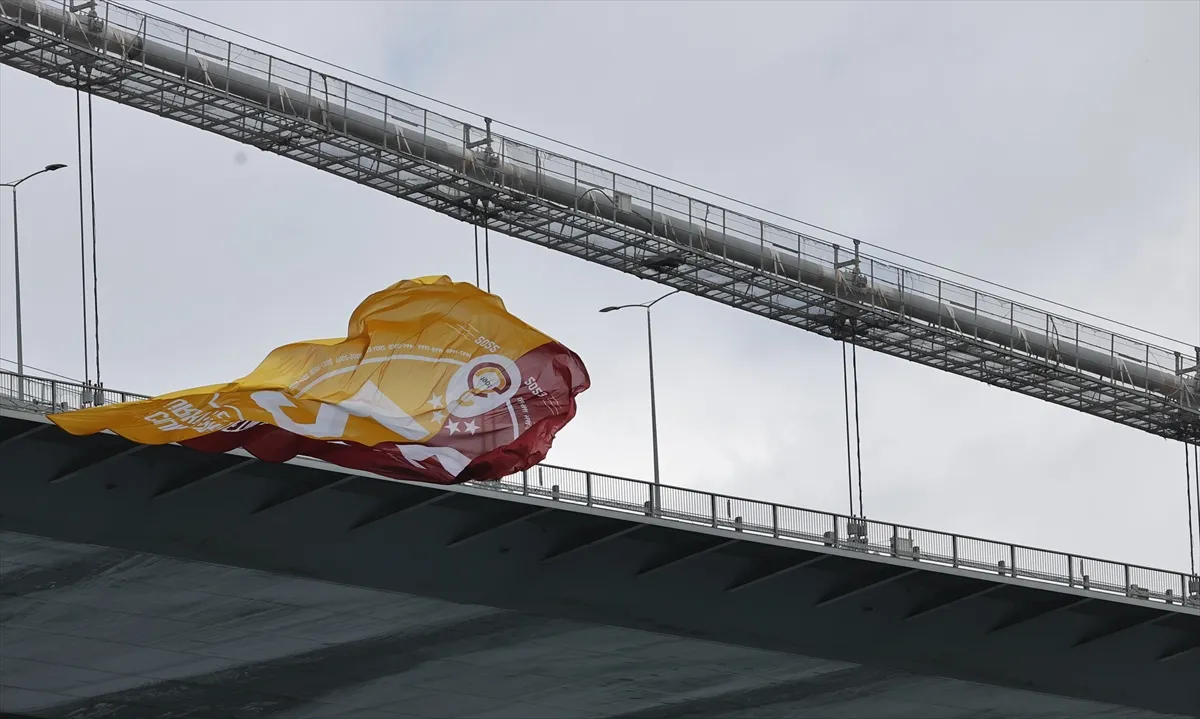 galatasarayin-bayraklari-istanbul-bogazindaki-koprulerde-dalgalaniyor (2)