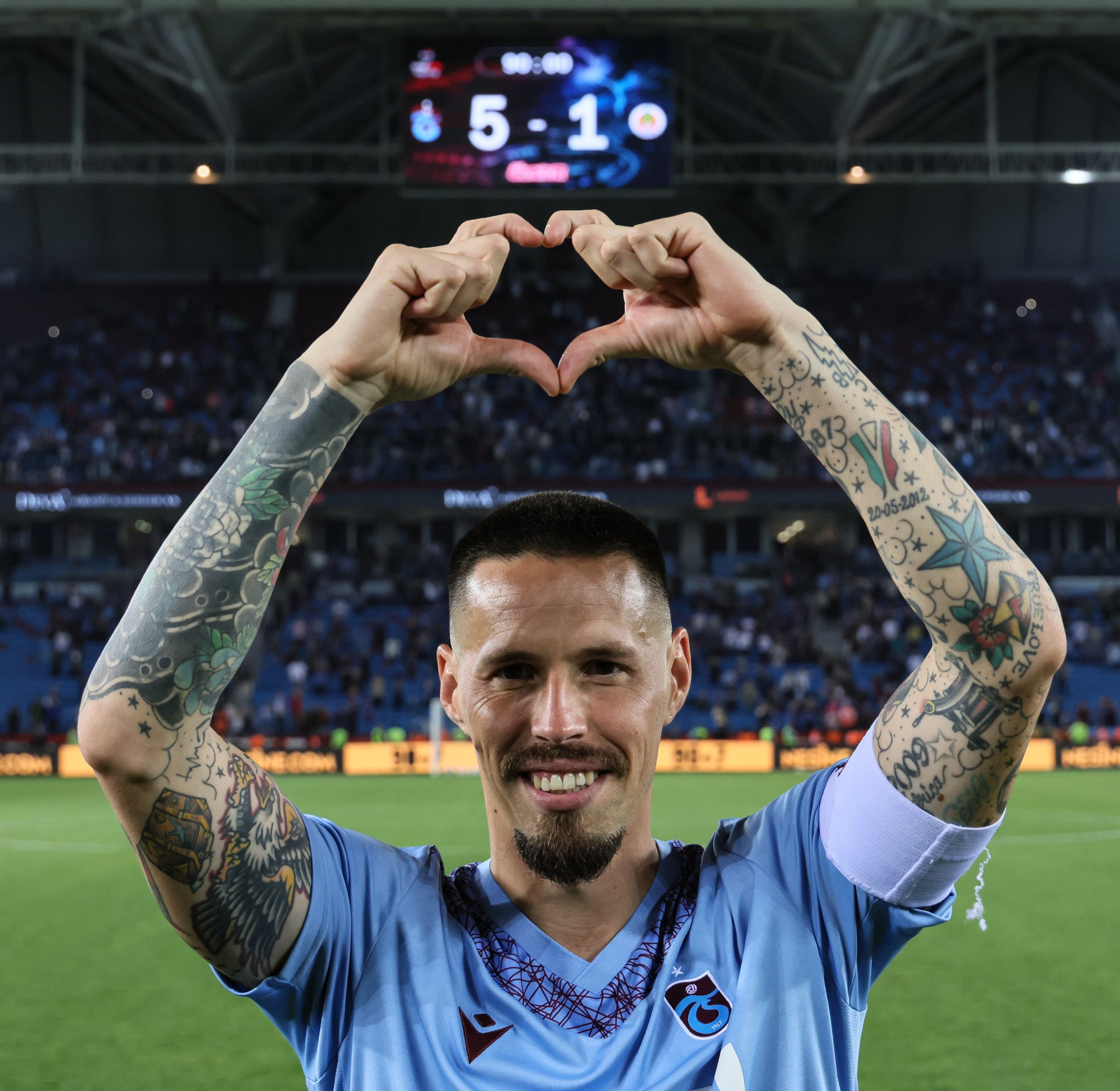 marek-hamsik-in-futbola-vedasi-duygulu-anlara-sahitlik-etti (3)