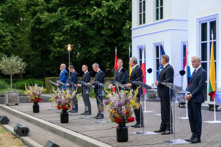 nato-genel-sekreteri-jean-stoltenberg-nato-muttefiki-ulke-liderleriyle-hollanda-da-bir-araya-geldi