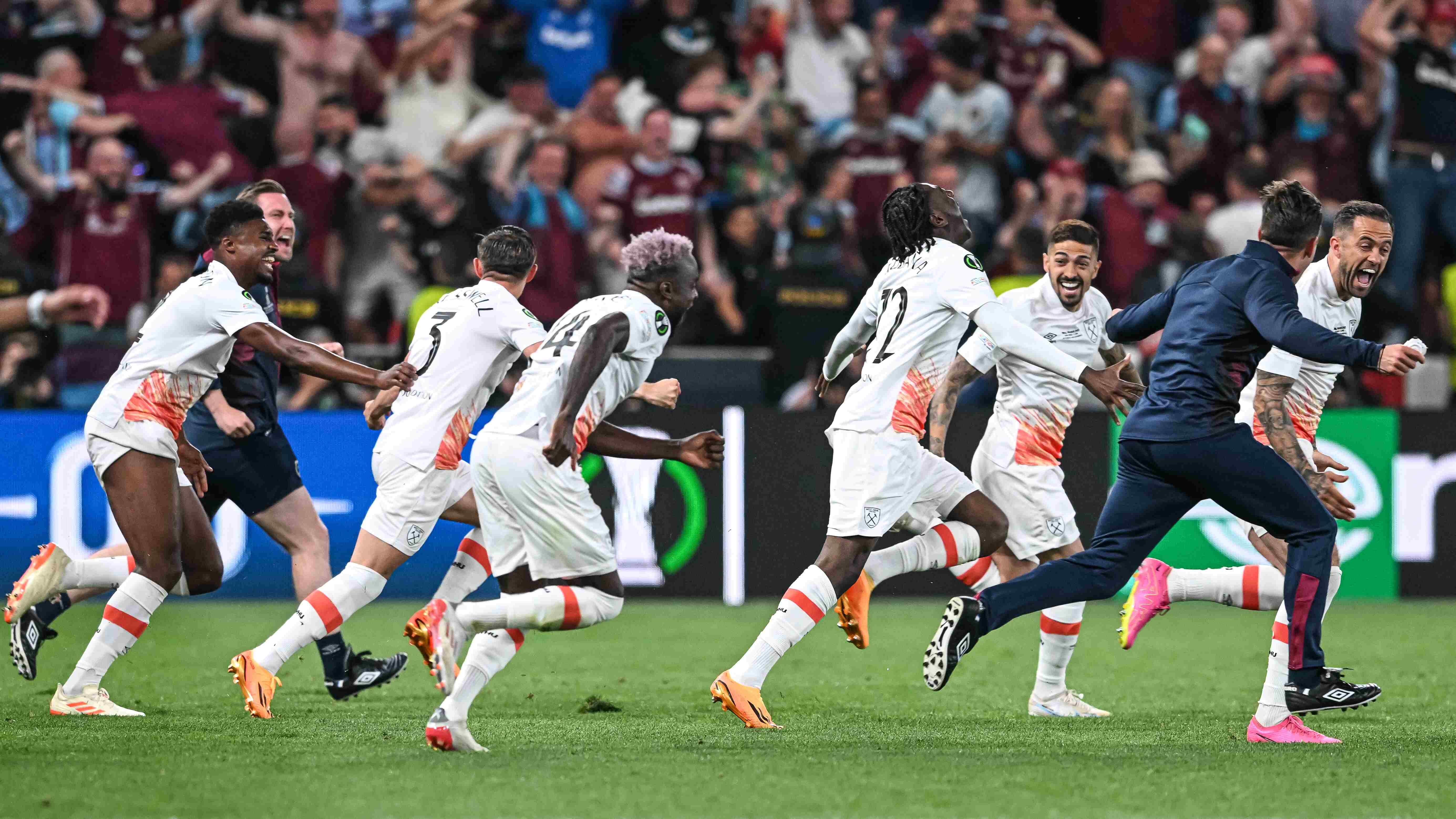 west-ham-united-uefa-avrupa-konferans-liginde-kupayi-kazandi (1)