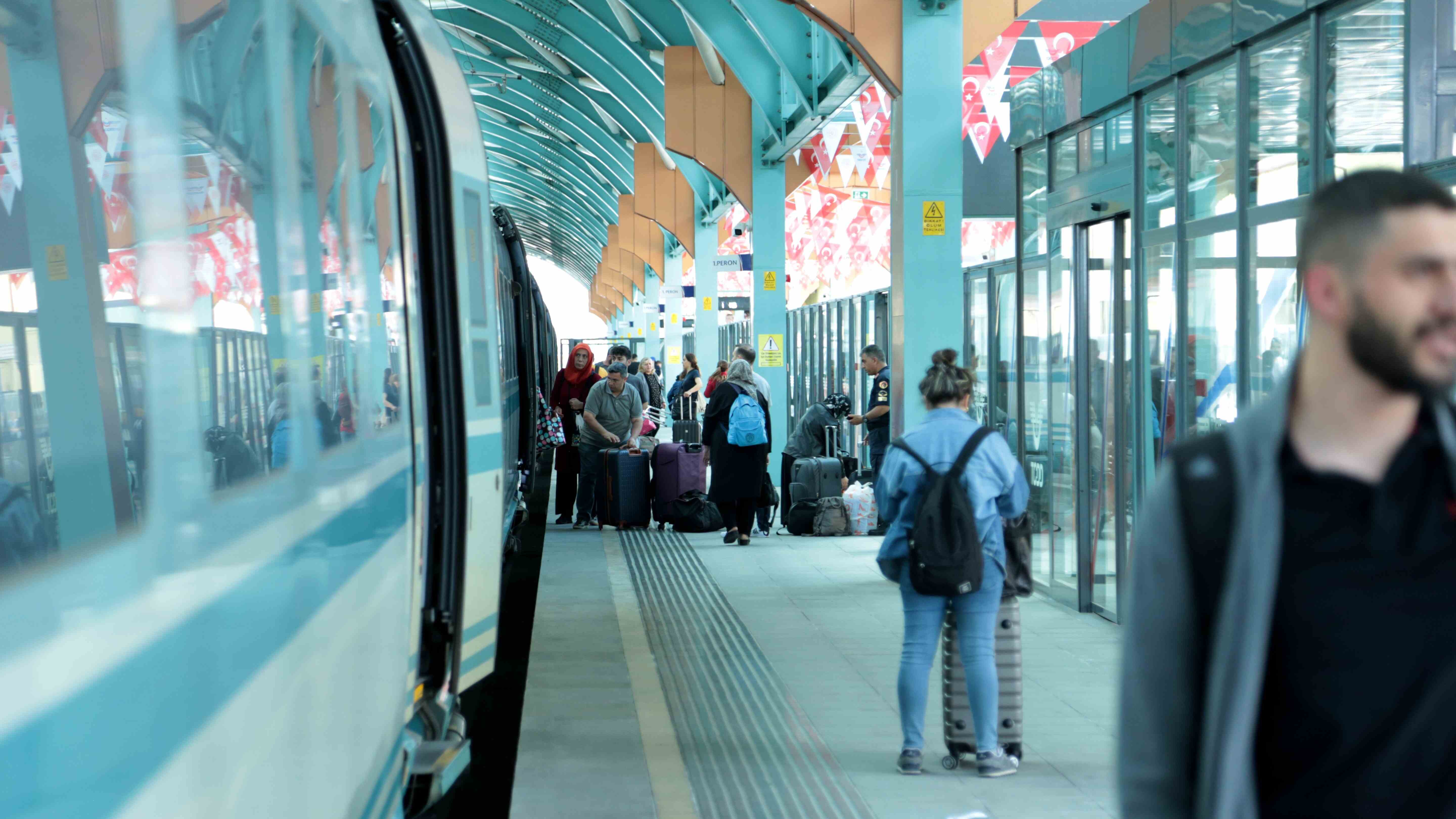 yuksek-hizli-trende-kurban-bayrami-oncesi-yogunluk-basladi (1)