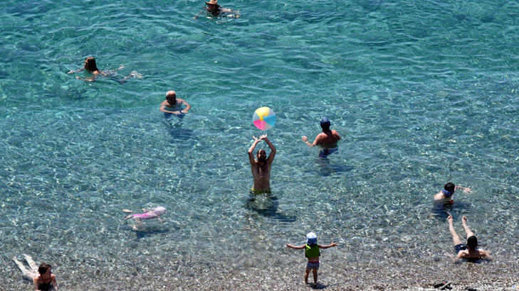 40-dereceye-ulasan-sicakligin-ardindan-antalya-sahillerinde-yogunluk-yasandi