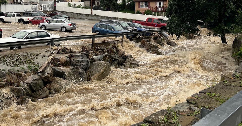 abd-nin-kuzeydogusunu-sel-vurdu-mahsur-kalanlar-teknelerle-kurtarildi (1)
