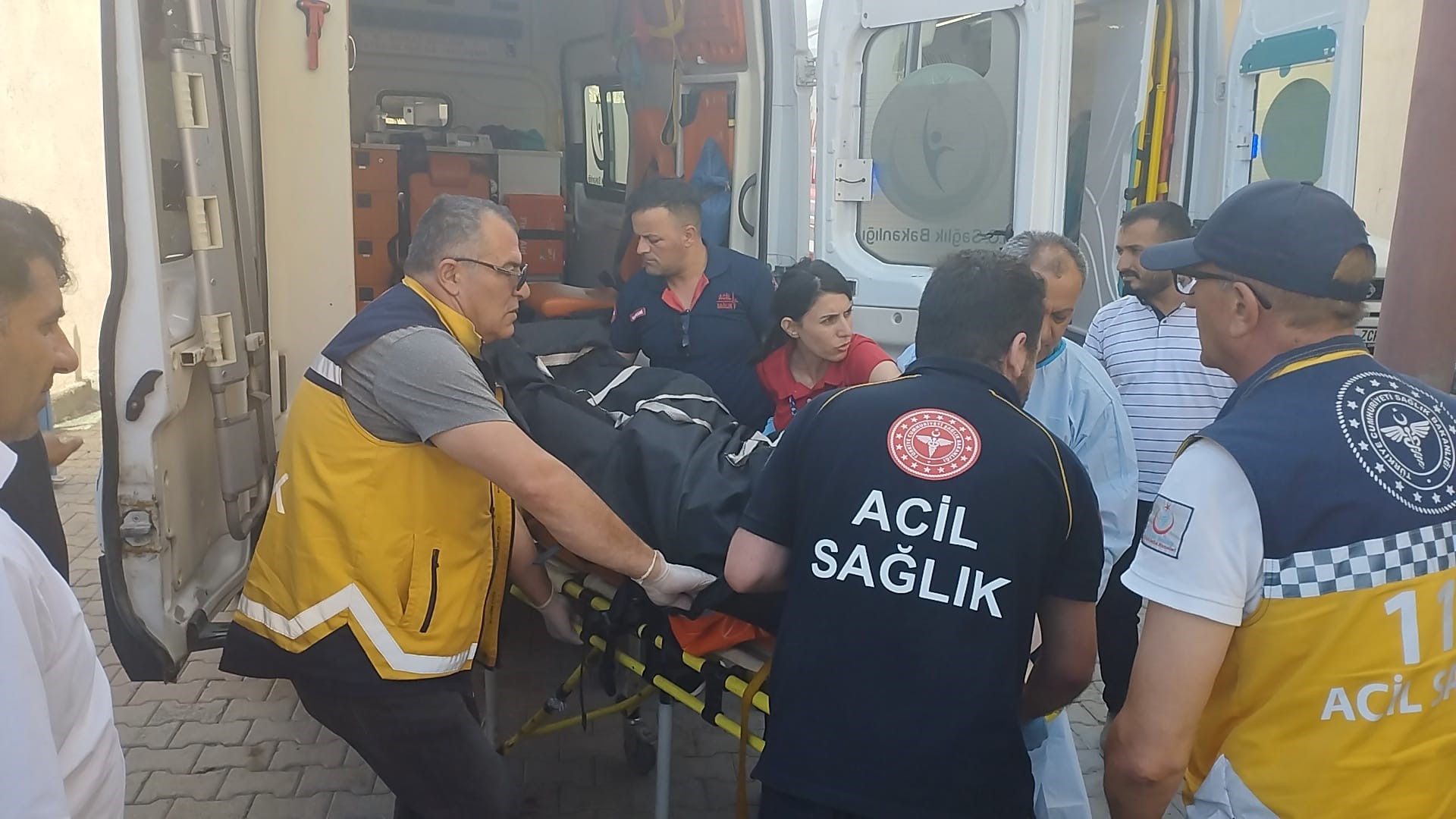 cilo-buzullarinda-buz-kutlesinin-altinda-kalan-2-kisinin-cansiz-bedenine-ulasildi (3)