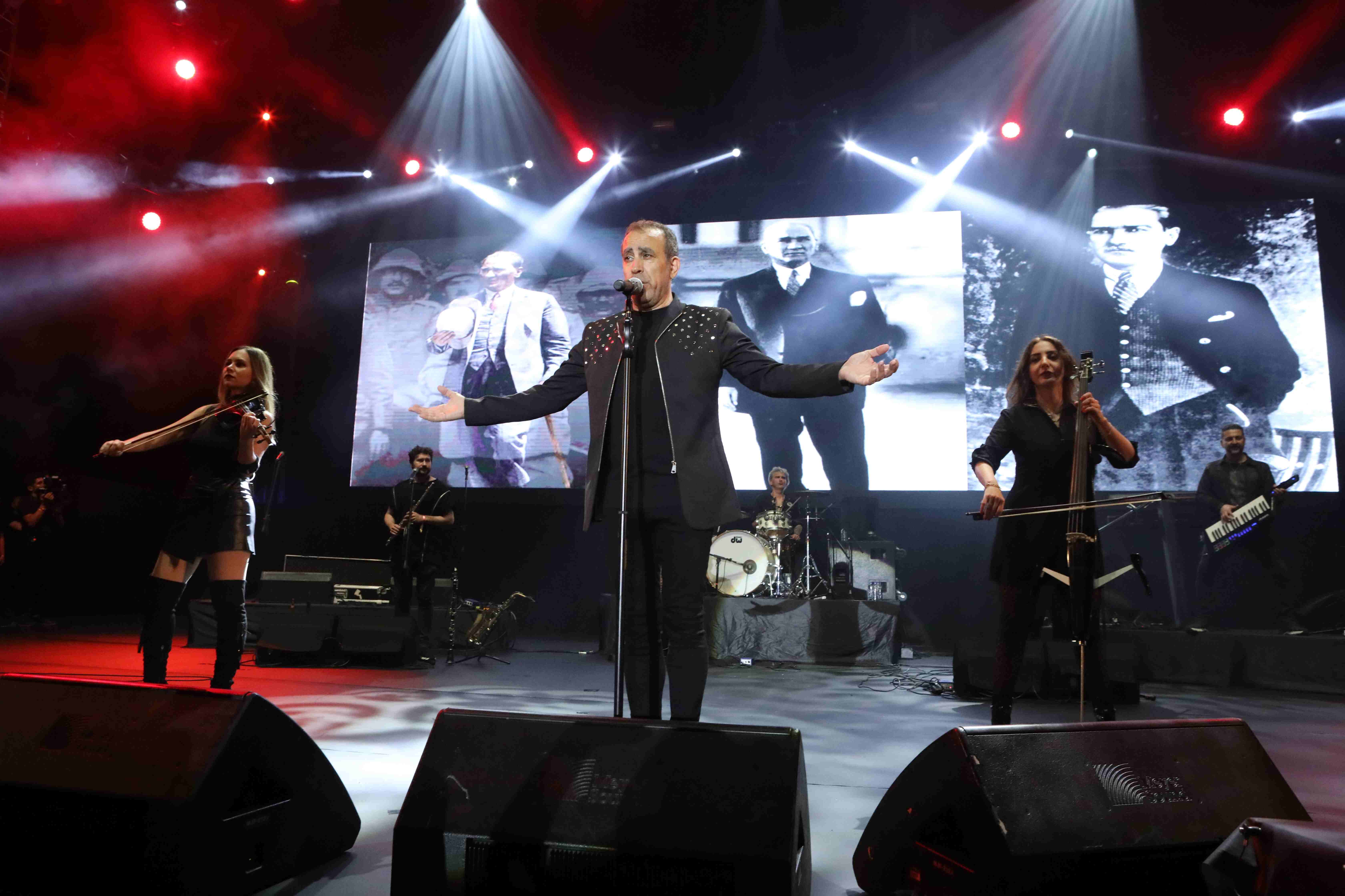 haluk-levent-sevilen-sarkilarini-kurucesme-sahnesinde-seslendirdi (1)