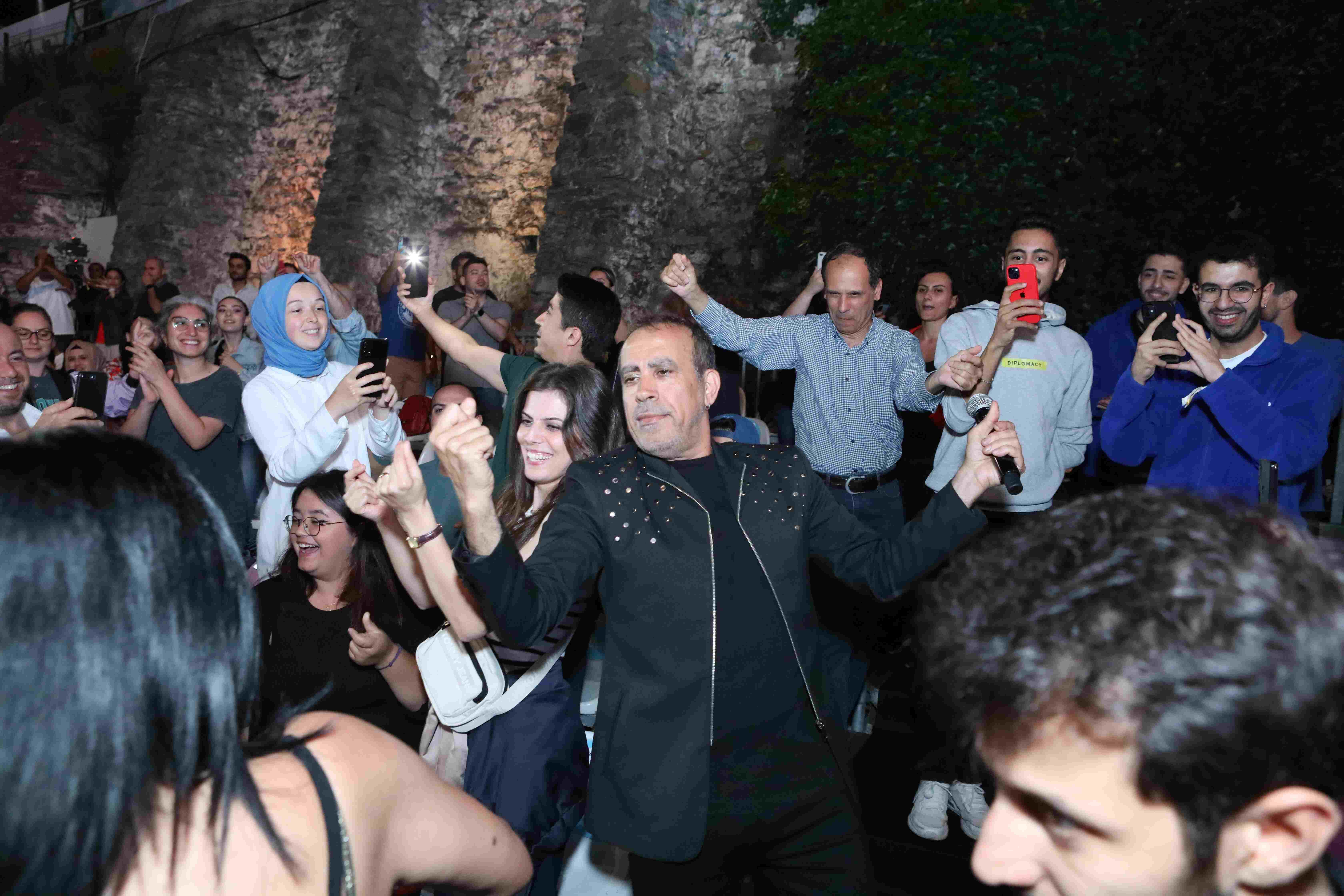 haluk-levent-sevilen-sarkilarini-kurucesme-sahnesinde-seslendirdi (2)