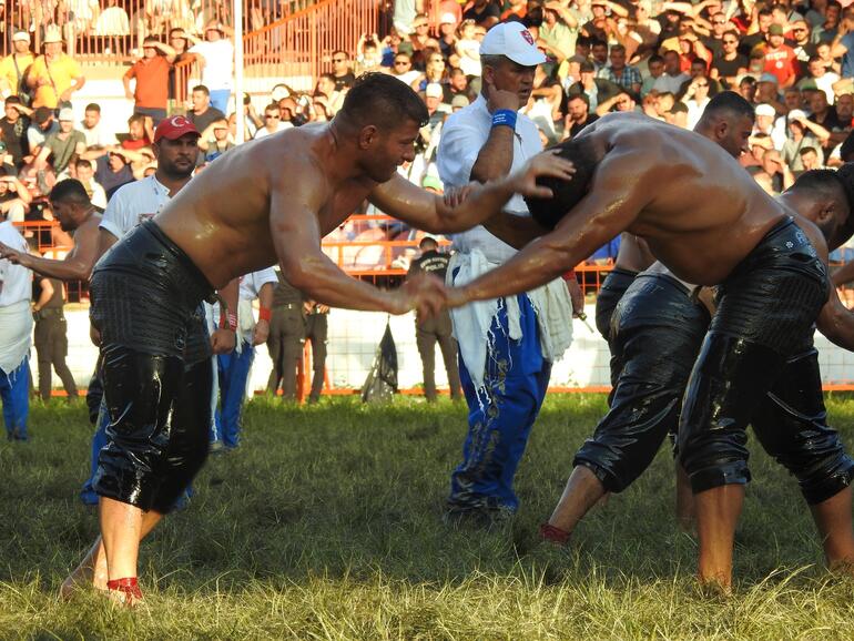 kirkpinarda-ceyrek-finale-kalan-pehlivanlar-belli-oldu (1)