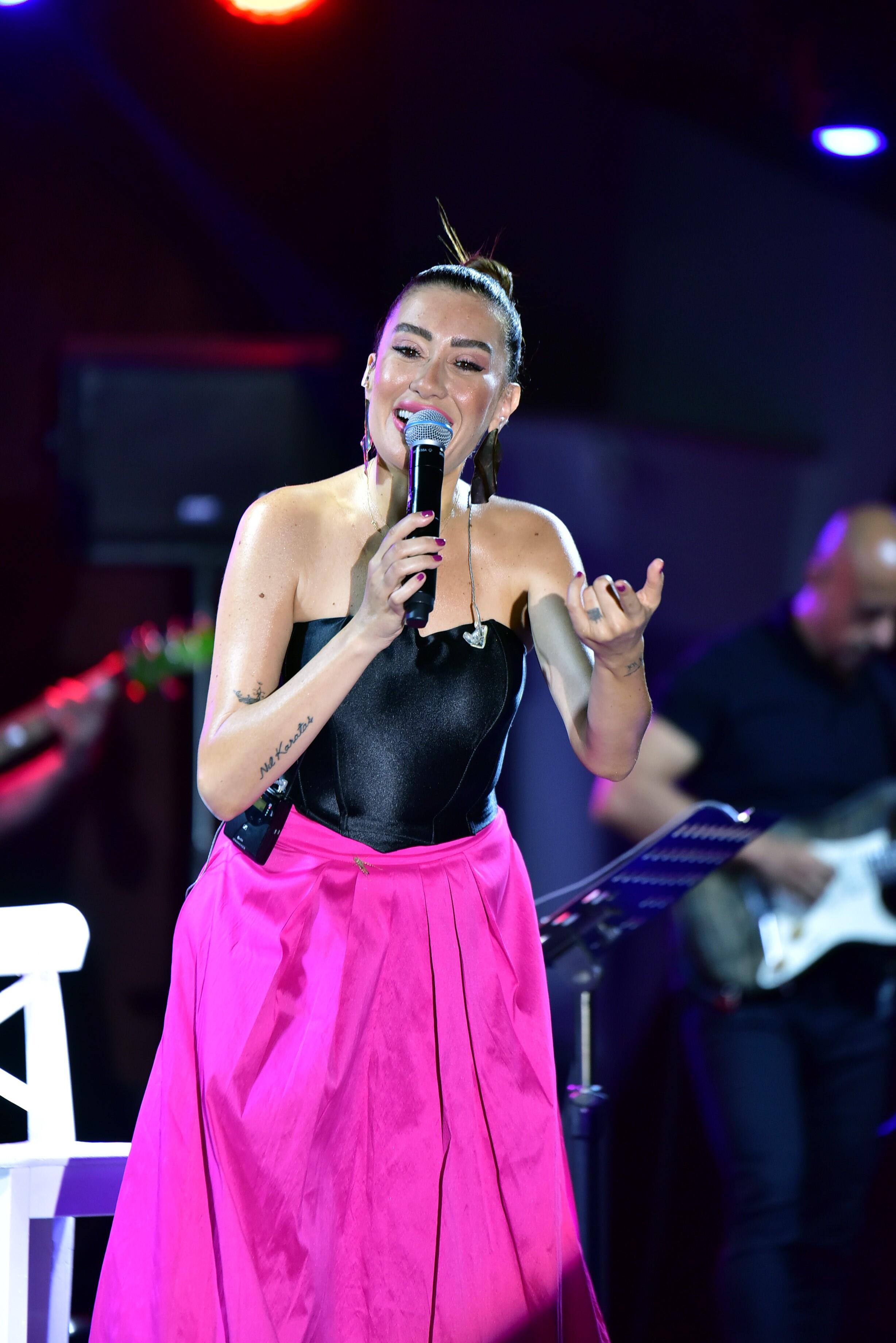 nil-karatas-yeni-sarki-mujdesini-mugladaki-sahnesinde-verdi (2)