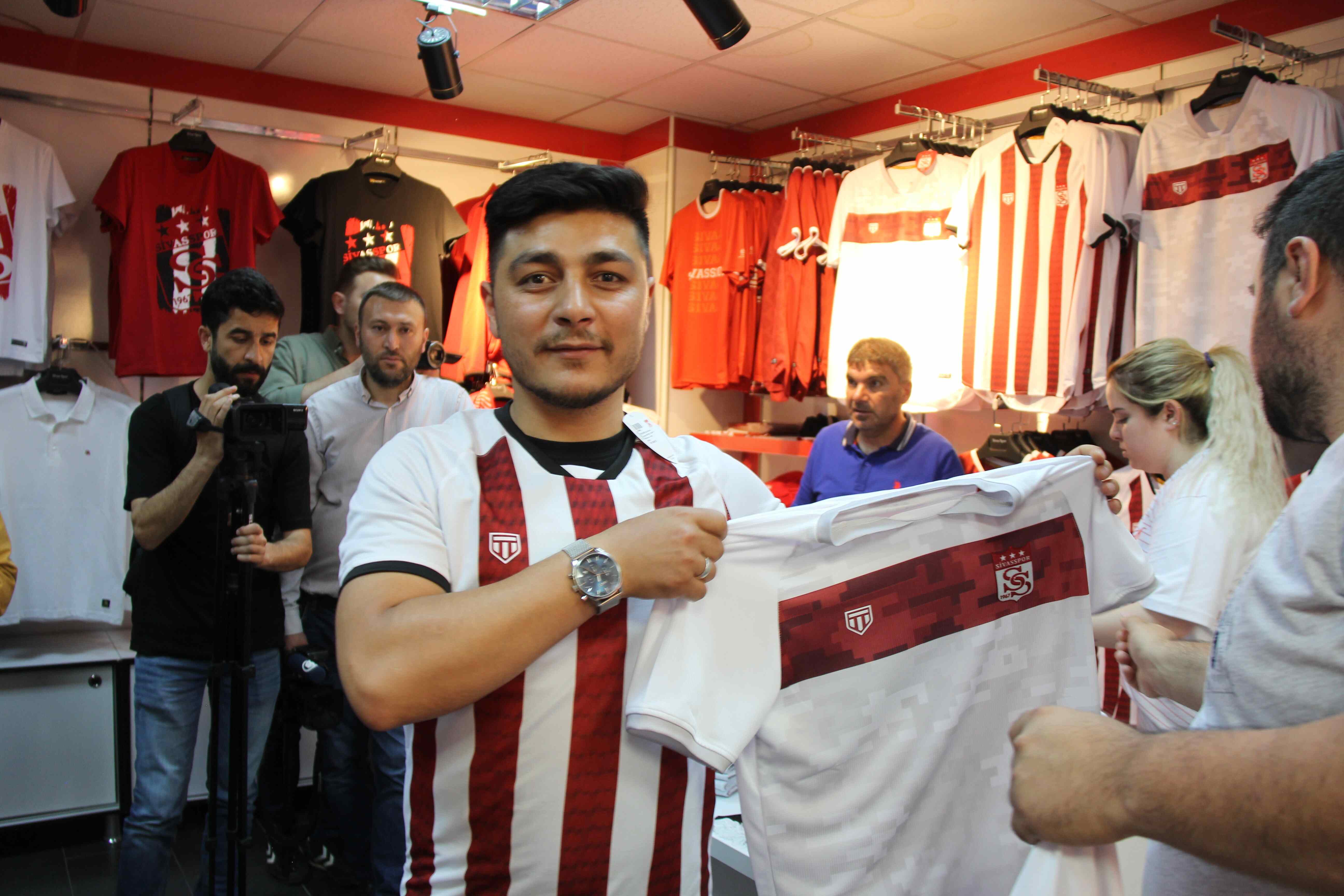 sivasspor-un-yeni-sezonda-giyecegi-formalar-satisa-sunuldu (2)